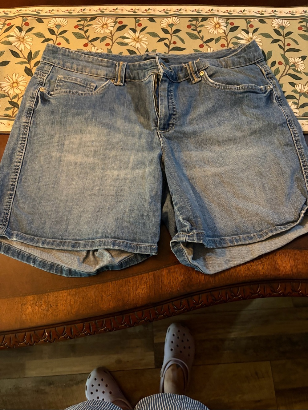 Tommy Hilfiger Light Wash Denim Jean Shorts - Picture 1 of 7
